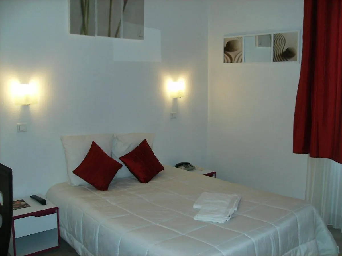 **  Hotel Pedussaut Сен-Годенс Франция